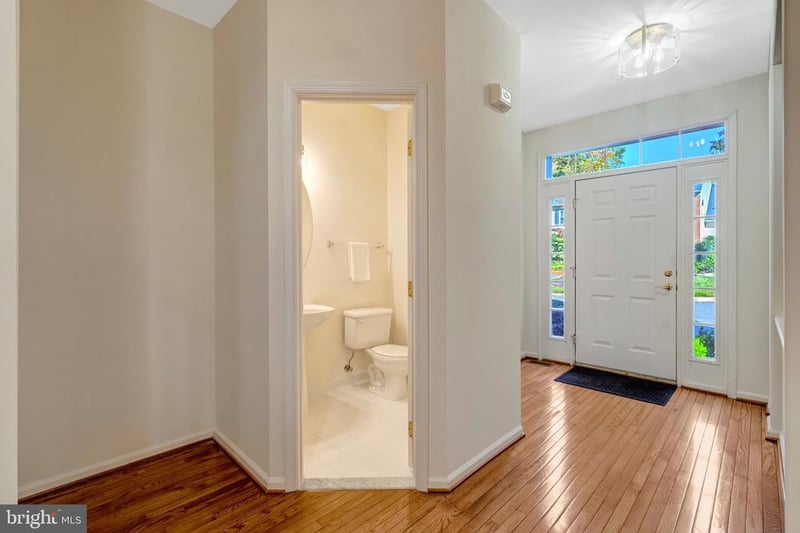 3022 Rosemoor Ln, Fairfax, VA 22031