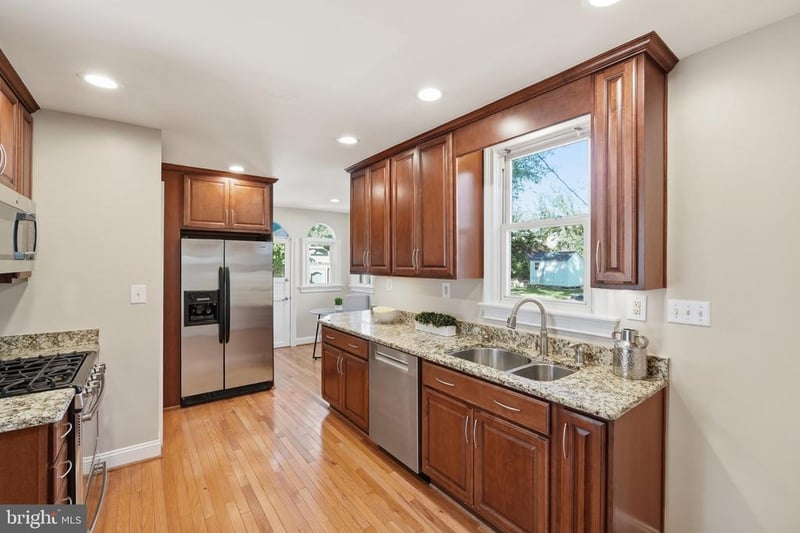 2416 S Eads St, Arlington, VA 22202