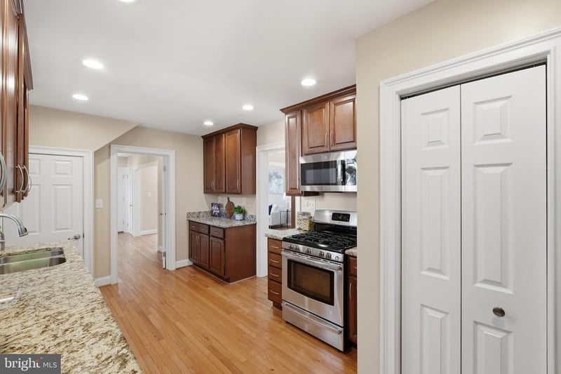 2416 S Eads St, Arlington, VA 22202