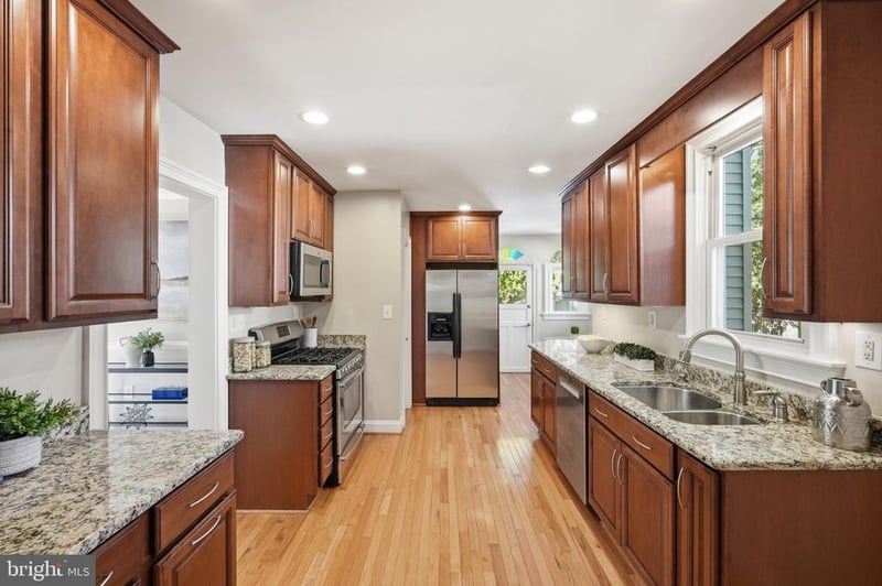 2416 S Eads St, Arlington, VA 22202