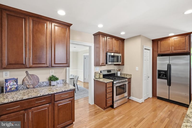 2416 S Eads St, Arlington, VA 22202