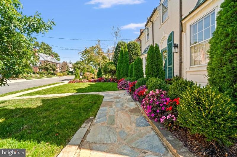 2109 Foresthill Rd, Alexandria, VA 22307