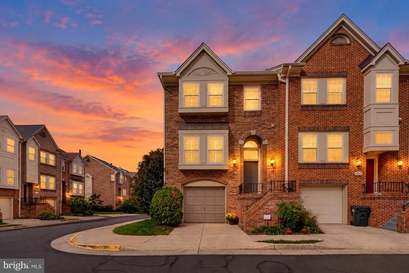 8020 Merry Oaks Ct, Vienna, VA 22182