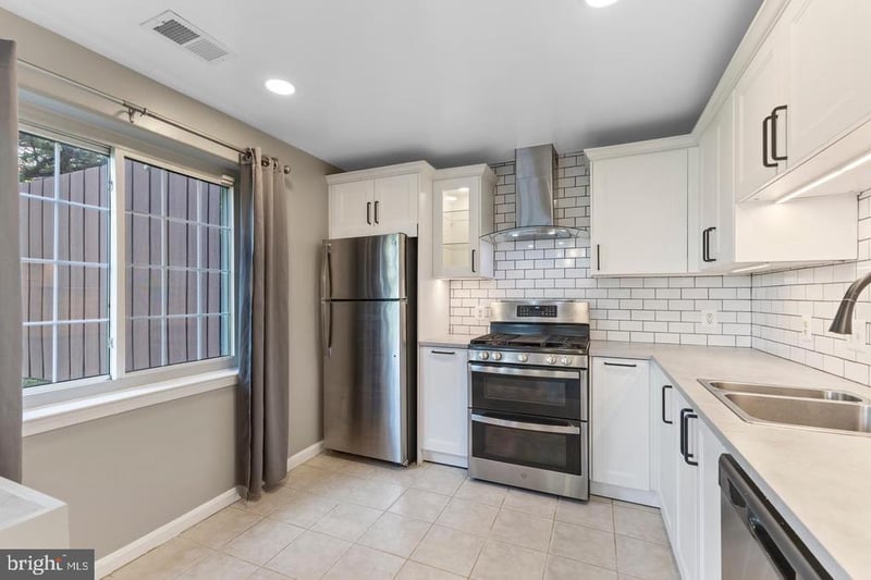 8244 Catbird Cir #101, Lorton, VA 22079