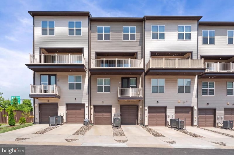14350 Yesler Ave, Chantilly, VA 20151