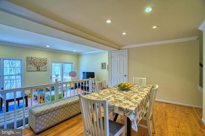 6137 Summer Park Ln, Alexandria, VA 22315