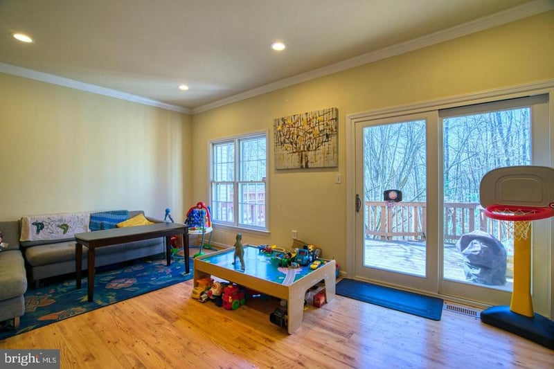 6137 Summer Park Ln, Alexandria, VA 22315