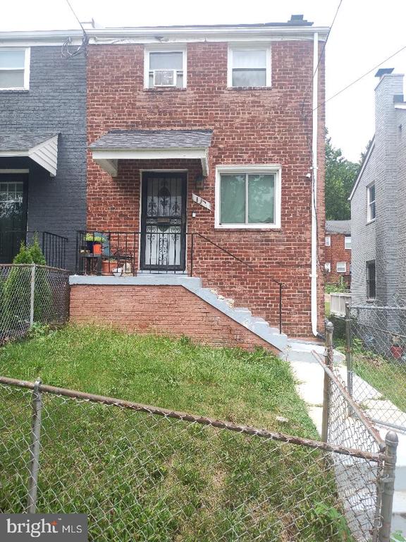 855 Adrian St SE, Washington, DC 20019