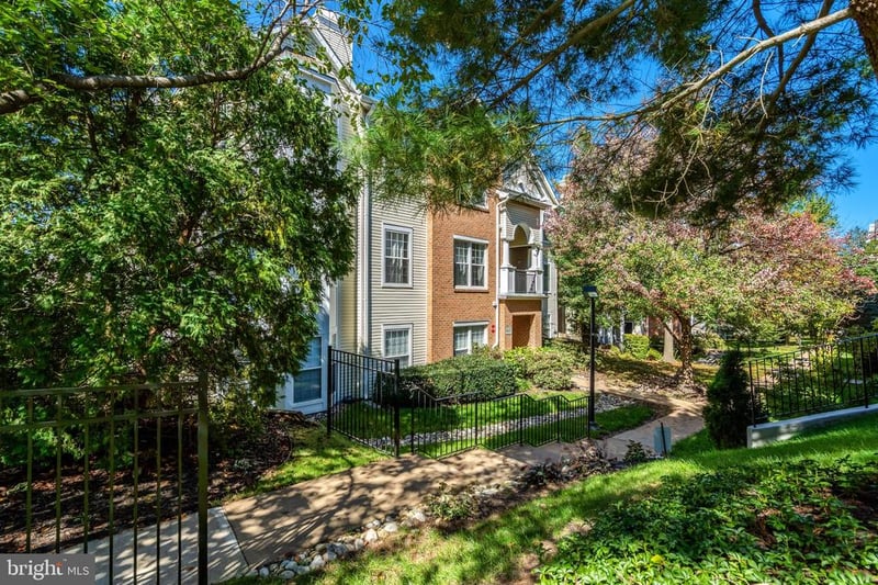 4127 Fountainside Ln #304, Fairfax, VA 22030