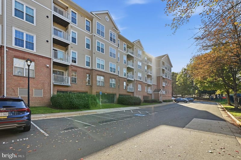 7000 Falls Reach Dr #203, Falls Church, VA 22043