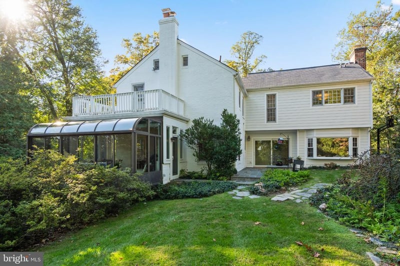 2827 Maple Ln, Fairfax, VA 22031