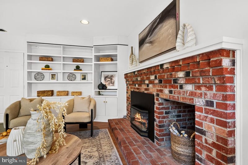 2827 Maple Ln, Fairfax, VA 22031