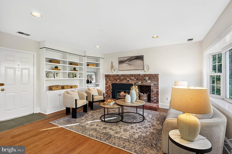 2827 Maple Ln, Fairfax, VA 22031