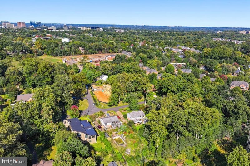8123 Westchester Dr, Vienna, VA 22182