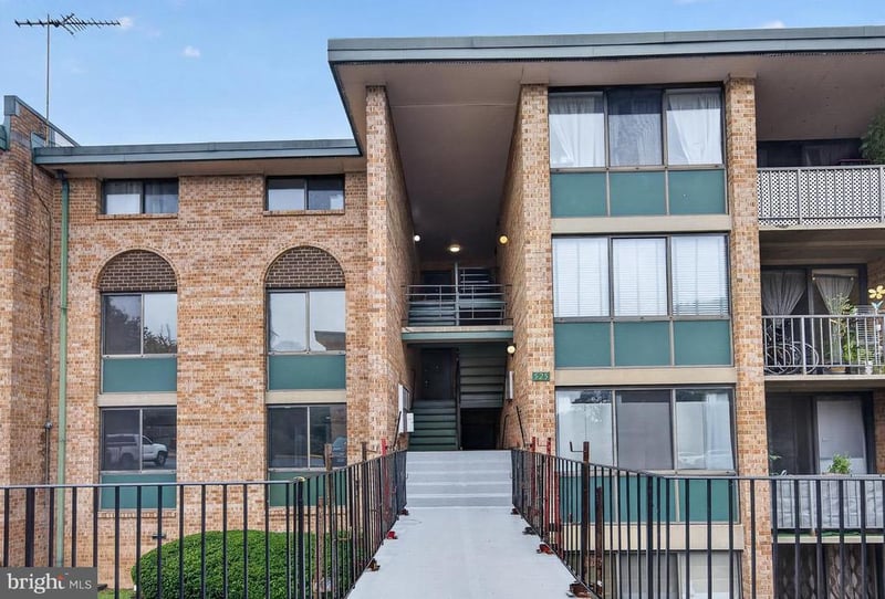 525 N Armistead St #201, Alexandria, VA 22312