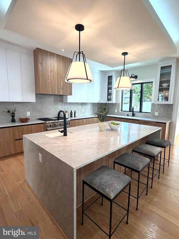 2002 Hillside Dr, Falls Church, VA 22043