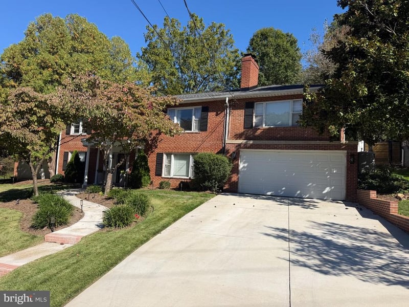 6250 Diamond Dr, Falls Church, VA 22044