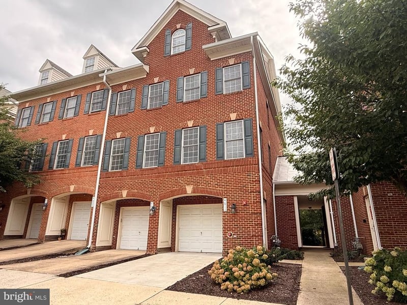 4611 Hummingbird Ln #107, Fairfax, VA 22033