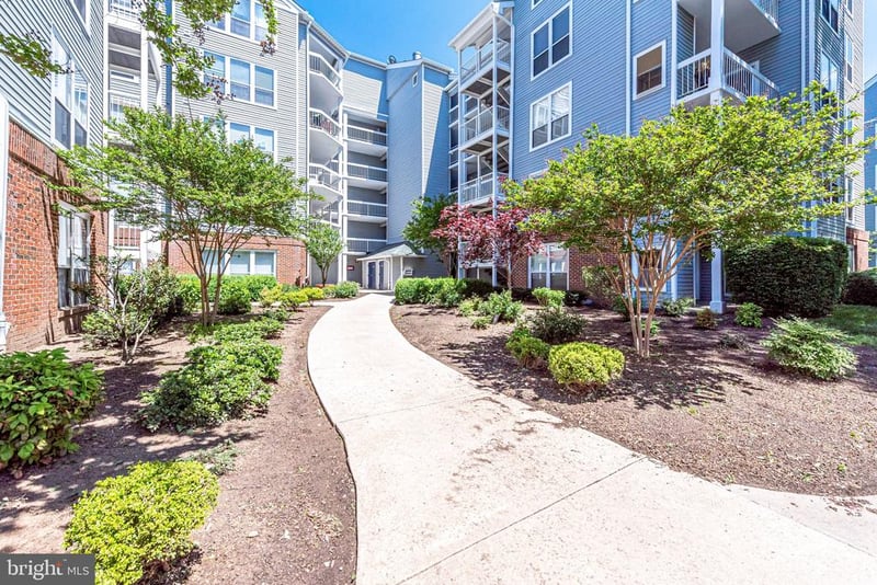 3175 Summit Square Dr #5-B9, Oakton, VA 22124