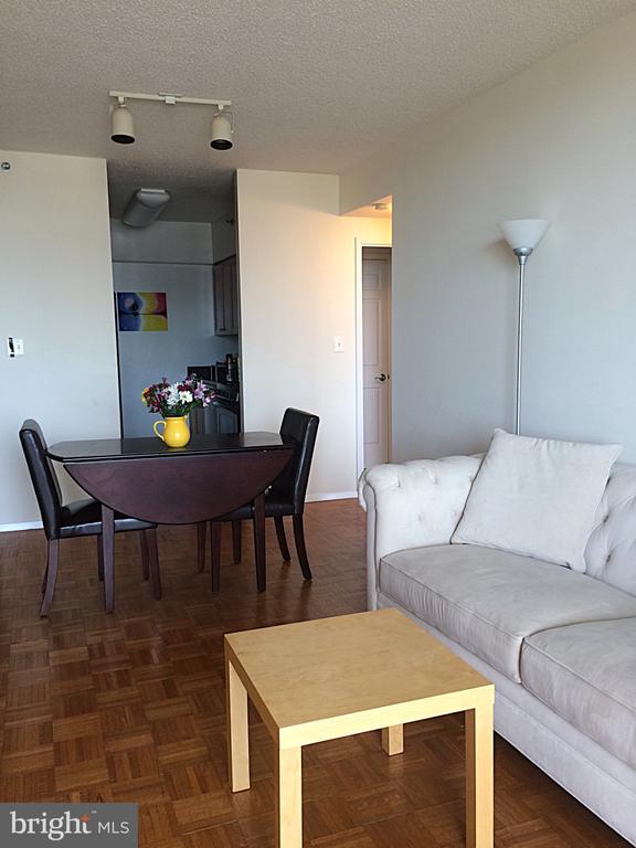 4801 Fairmont Ave #811, Bethesda, MD 20814