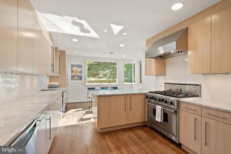 5152 Manning Pl NW, Washington, DC 20016