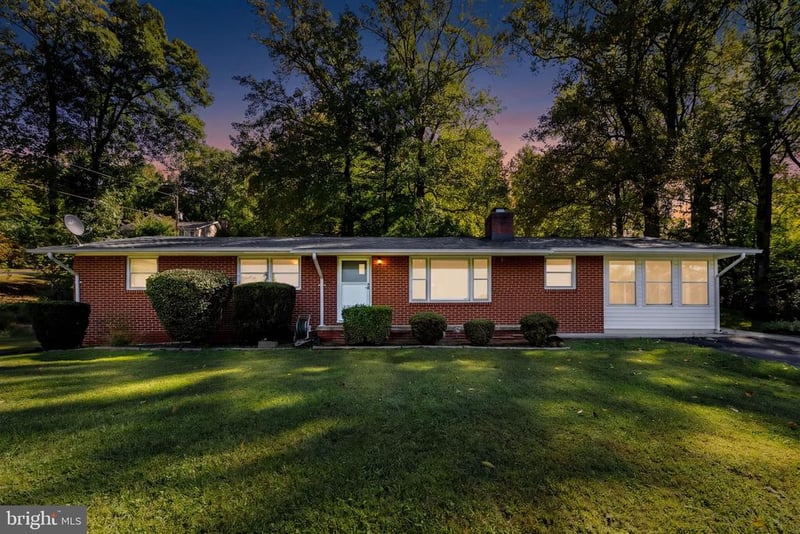 9707 Crest Hill Rd, Marshall, VA 20115