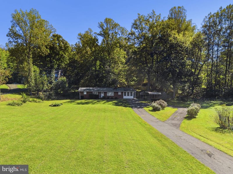 9707 Crest Hill Rd, Marshall, VA 20115
