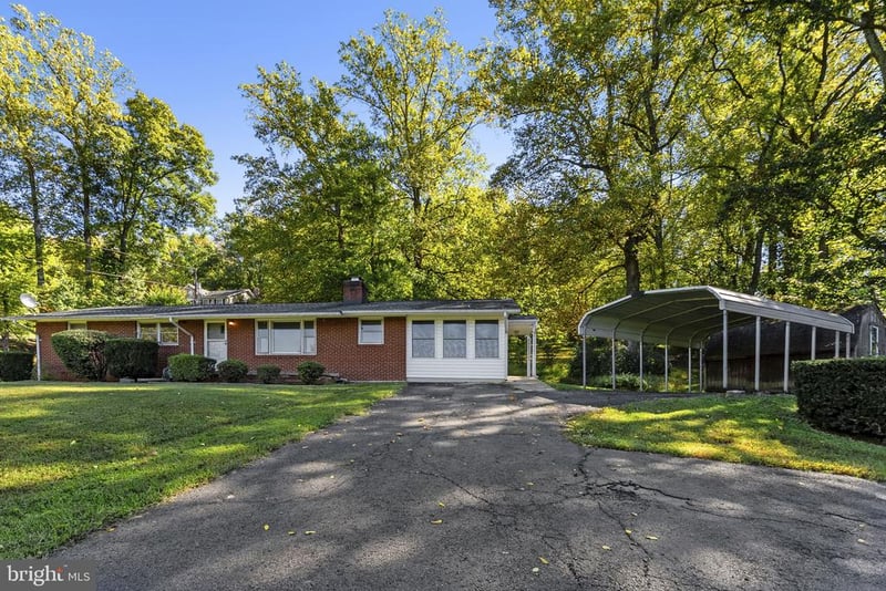 9707 Crest Hill Rd, Marshall, VA 20115