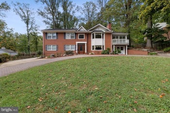 6421 Woodville Dr, Falls Church, VA 22044