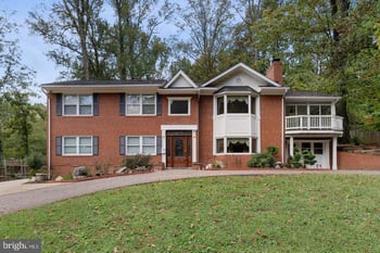 6421 Woodville Dr, Falls Church, VA 22044