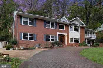 6421 Woodville Dr, Falls Church, VA 22044