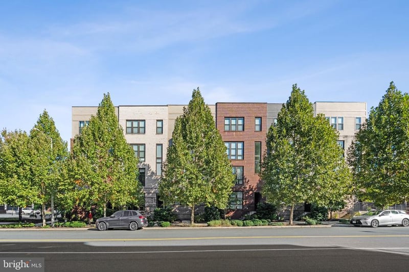 1853 Michael Faraday Dr, Reston, VA 20190
