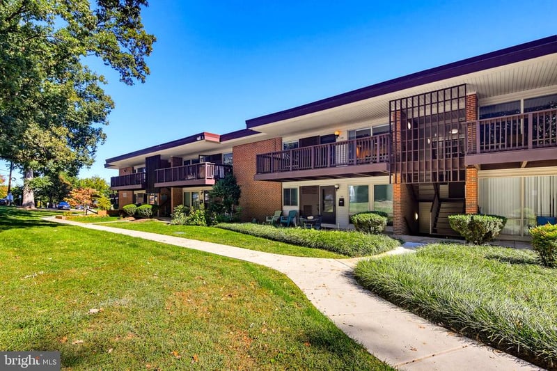 170 Talbott St #202, Rockville, MD 20852