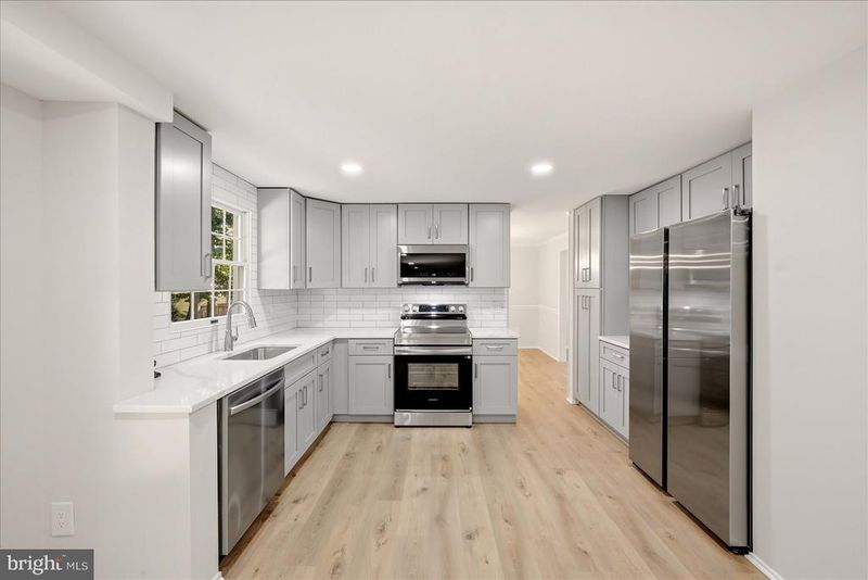 15923 Dolphin Dr, Montclair, VA 22025