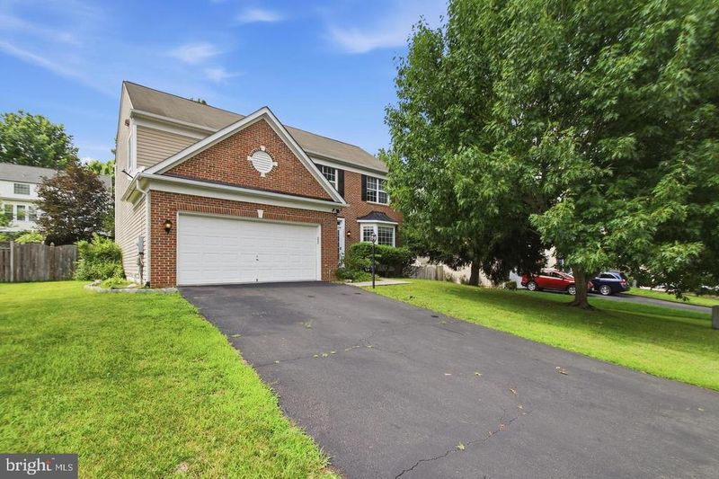 5880 Moonbeam Dr, Woodbridge, VA 22193