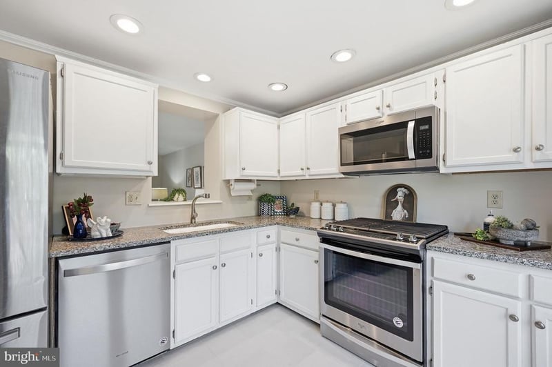 5905 Grisby House Ct, Centreville, VA 20120