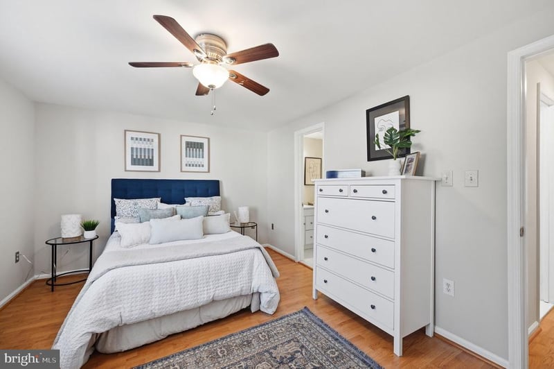 5905 Grisby House Ct, Centreville, VA 20120