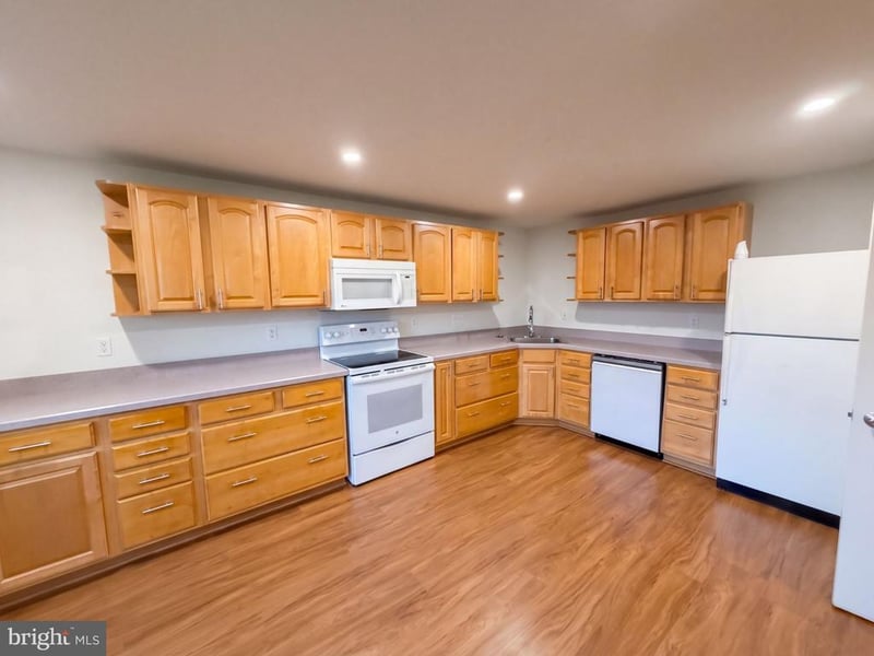 19109 Capehart Dr, Montgomery Village, MD 20886