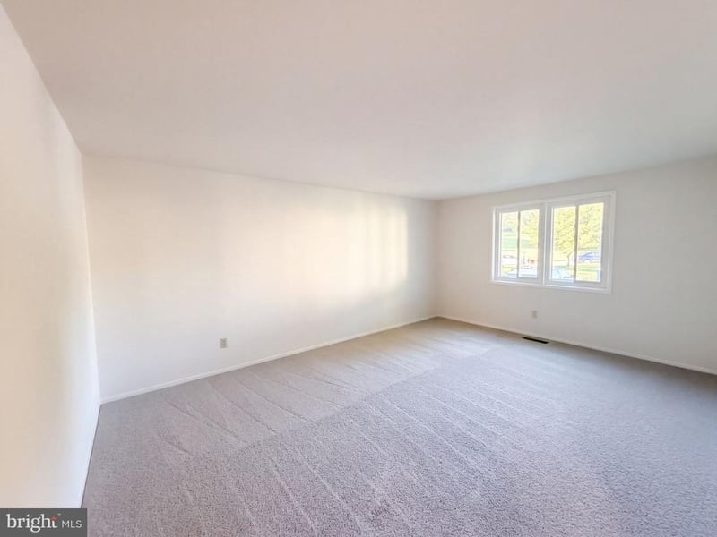 19109 Capehart Dr, Montgomery Village, MD 20886