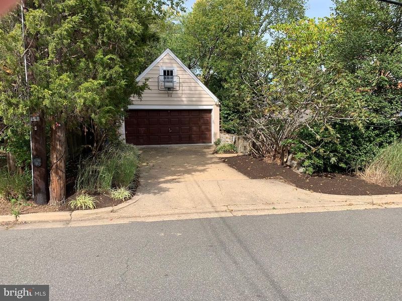 600 N Ivy St N, Arlington, VA 22201