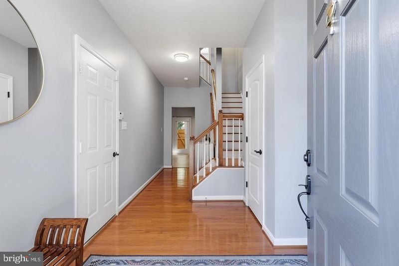 13002 Park Crescent Cir, Herndon, VA 20171