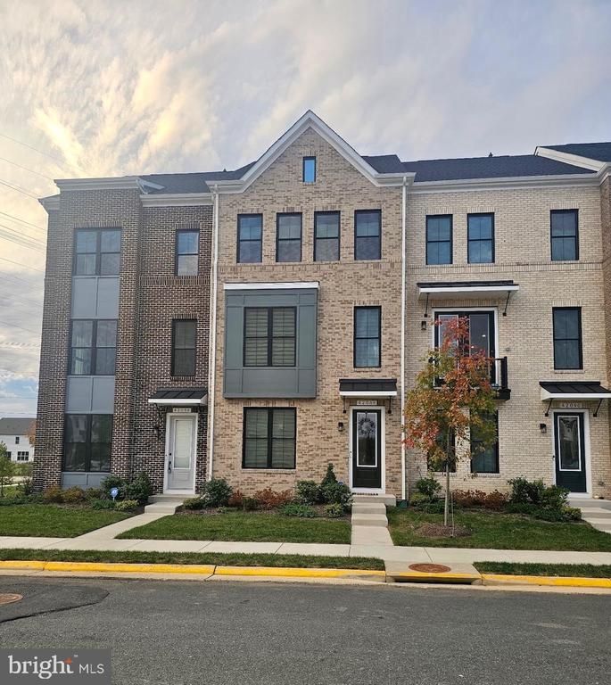 42088 Picasso Sq, Brambleton, VA 20148