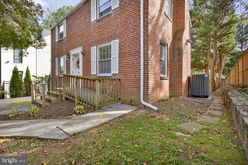 2431 N Utah St, Arlington, VA 22207