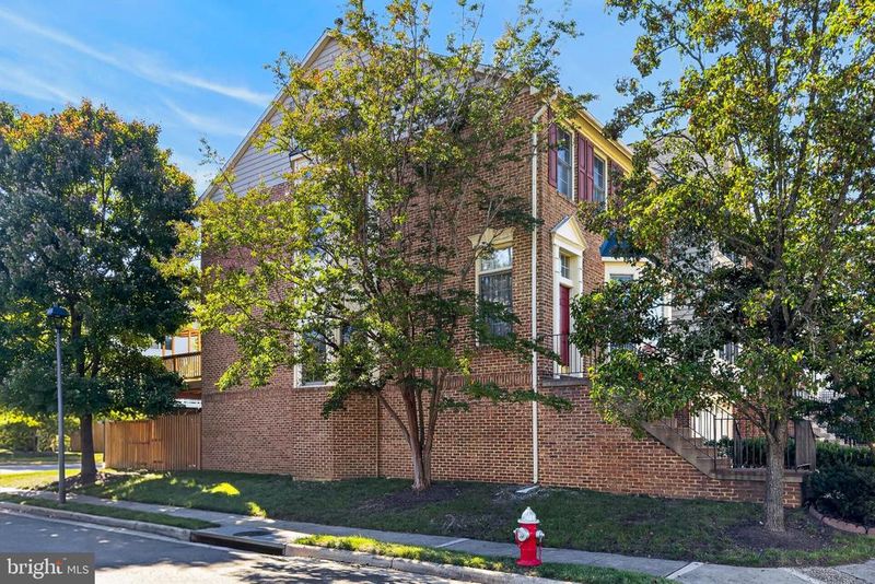 6251 Harbin Dr, Alexandria, VA 22310