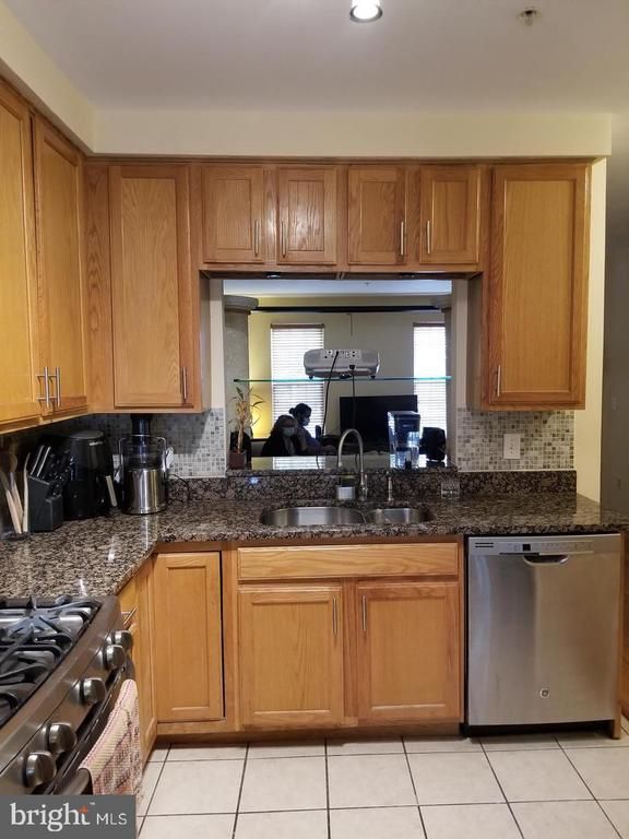 1587 Leeds Castle Dr #102, Vienna, VA 22182