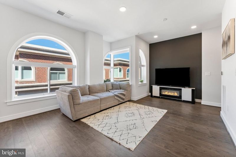 635 Slaters Ln #405, Alexandria, VA 22314