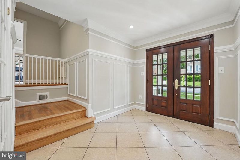 8121 Briar Creek Dr, Annandale, VA 22003