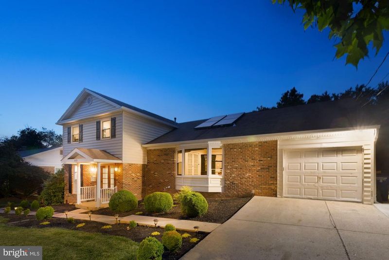 8121 Briar Creek Dr, Annandale, VA 22003