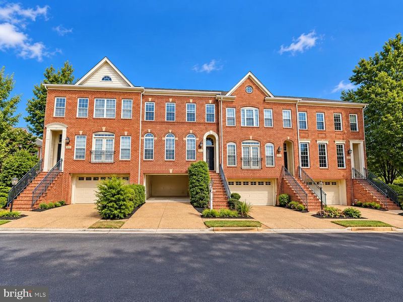 2833 Grace Forest Pl, Vienna, VA 22180