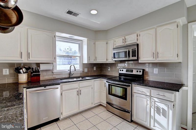 894 Broad Oaks Dr, Herndon, VA 20170